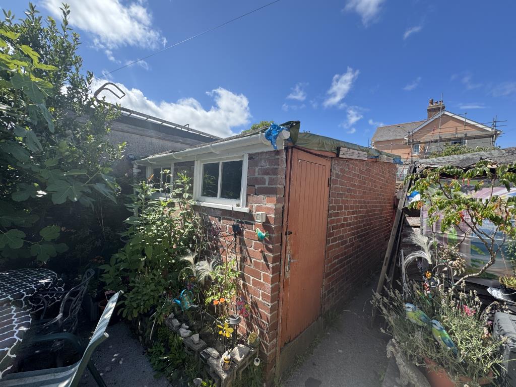 Lot: 24 - MIXED USE INVESTMENT - Shed